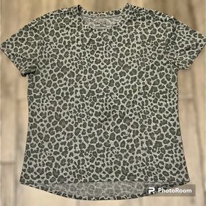 Preowned Women’s Zoe & Liv Large Black Gray Cheetah Print Round Hem Shirt